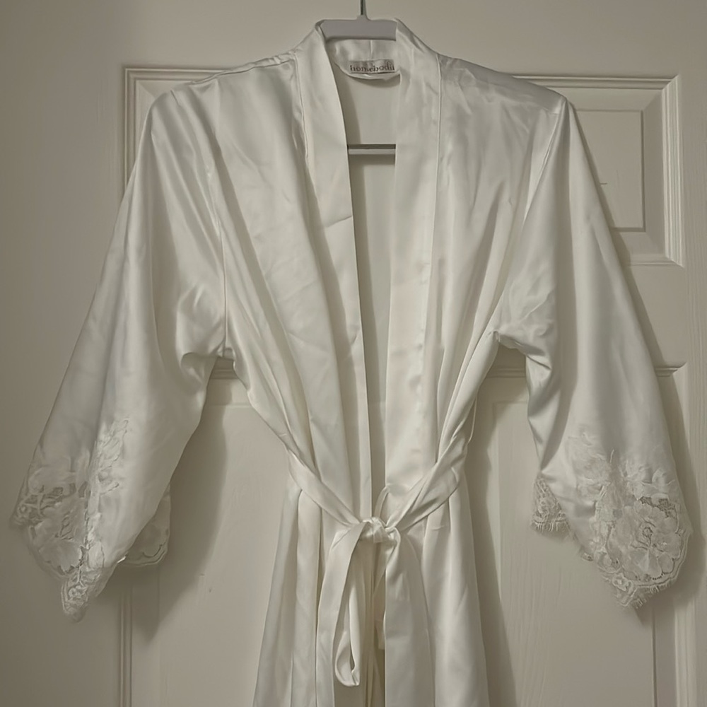Homebodii Bridal Robe